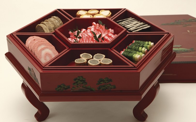 沖縄伝統工芸品・琉球漆器の特徴と魅力～東道盆と琉球料理のおもてなし～