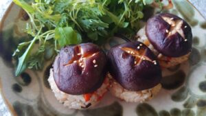 シイタケのきんぴらおにぎり＊丸ごと活用サステナブルレシピ写真１